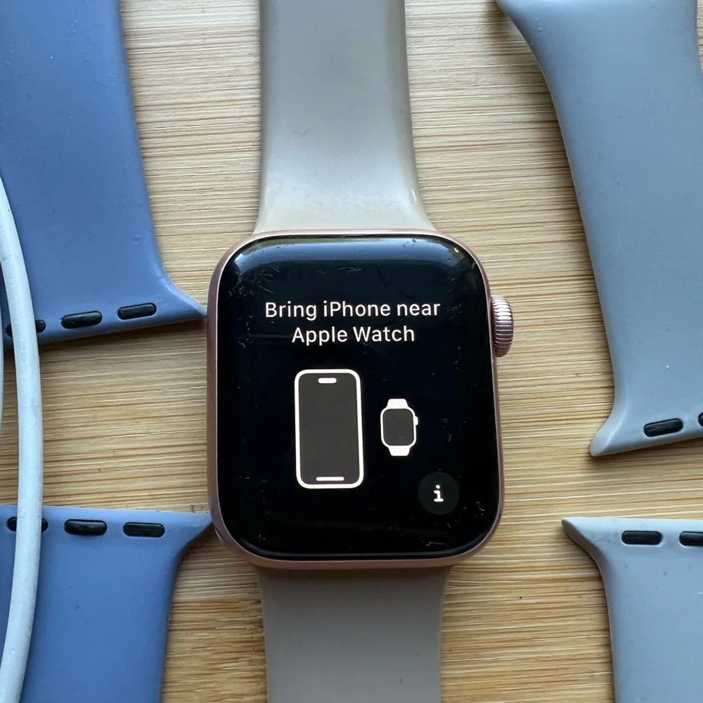Apple Series 5 40mm Smartwatch Bundle